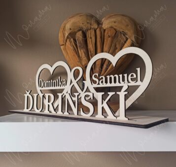 Svadobný nápis na stôl s priezviskom a menami novomanželov – elegantná drevená dekorácia v tvare sŕdc.