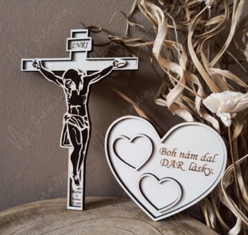 SET drevený krížik a podnos na obrúčky – svadobná dekorácia s krížom a srdiečkovým podstavcom na obrúčky s nápisom ‚Boh nám dal dar lásky.