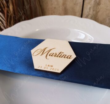 Drevená menovka v tvare hexagónu s gravírovaným menom a dátumom – elegantný doplnok na svadobný alebo slávnostný stôl.