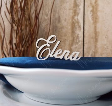 Drevená menovka výrez mena Elena – elegantná dekorácia na svadobný alebo slávnostný stôl, vyrobená z prírodného dreva.