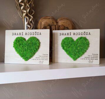 Poďakovanie pre rodičov – drevená tabuľka s machovým srdcom a gravírovaným textom na pamiatku z lásky.