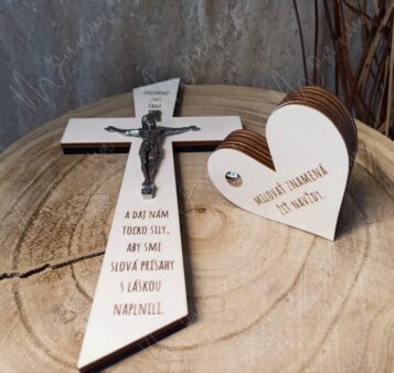 Svadobný kríž s kovovým korpusom a gravírovaným požehnaním – doplnený srdiečkom s citátom o láske, ideálny ako dar k cirkevnému sobášu.