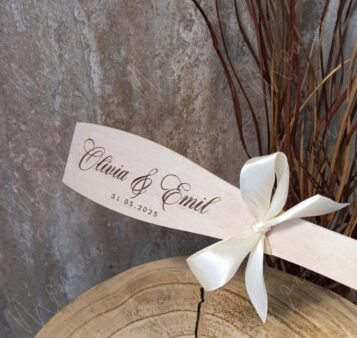 Svadobná vareška s gravírovanými menami snúbencov a dátumom svadby, zdobená saténovou mašľou – originálny symbolický darček.