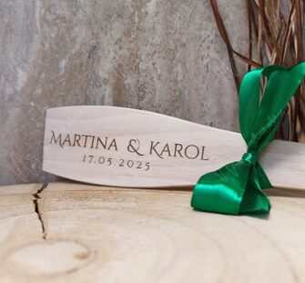 Svadobná vareška s gravírovanými menami snúbencov a dátumom svadby, zdobená saténovou mašľou – originálny symbolický darček.
