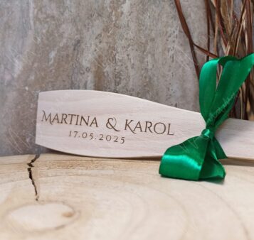 Svadobná vareška s gravírovanými menami snúbencov a dátumom svadby, zdobená saténovou mašľou – originálny symbolický darček.