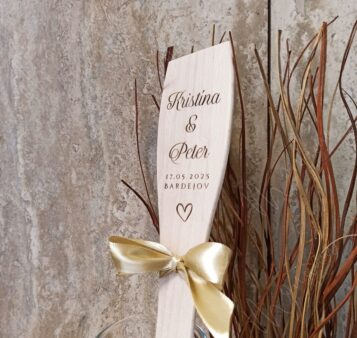 Drevená varecha pre hostí s gravírovanými menami, dátumom svadby, miestom a ozdobnou stuhou – originálny darček zo svadby.