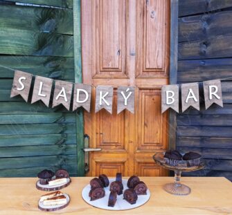 Drevený nápis SLADKÝ BAR – elegantná dekorácia na sladký kútik Drevený nápis SLADKÝ BAR – rustikálna dekorácia na svadby a oslavy.