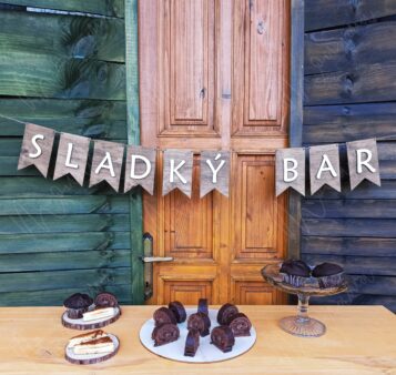Drevený nápis SLADKÝ BAR – rustikálna dekorácia na svadby a oslavy.