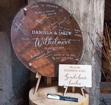 Svadobná kniha hostí kruh – moderná tabuľa s podpismi hostí, dreveným podkladom a akrylovým sklom s personalizovaným gravírovaním.