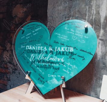Svadobná kniha hostí srdce – zelená podpisová tabuľa v tvare srdca s menami a dátumom svadby, vhodná na odkazy od hostí.