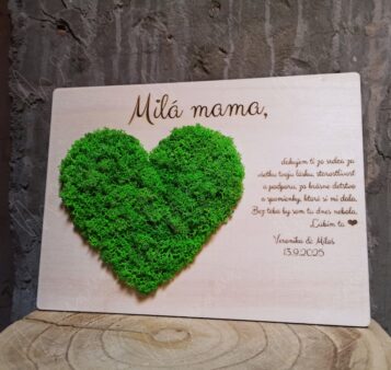 Drevená dekorácia „Machové poďakovanie“ s machovým srdcom a gravírovaným venovaním — originálny darček pre mamu.