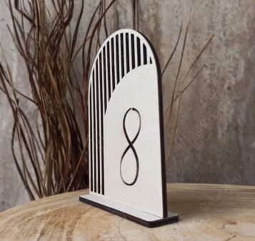 Drevené čísla na stoly – elegantná stolová tabuľka s gravírovaným číslom 8 v modernom minimalistickom dizajne.