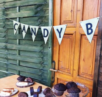 Drevená girlanda CANDY BAR v trojuholníkovom dizajne – štýlová dekorácia na svadby a oslavy.