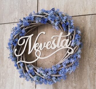Svadobný veniec Ženích – závesná dekorácia s nápisom ženích a bielou stuhou