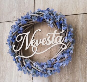 Svadobný veniec Ženích – závesná dekorácia s nápisom ženích a bielou stuhou