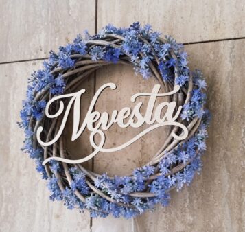 Svadobný veniec Ženích – závesná dekorácia s nápisom ženích a bielou stuhou