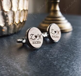 Drevené manžetové gombíky – personalizované iniciálami a dátumom