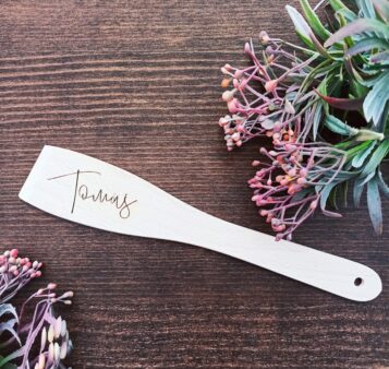 Drevená svadobná vareška s gravírovaným textom, menom svadobčana.