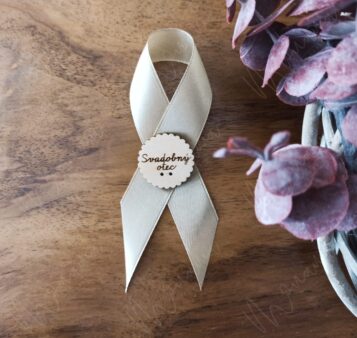 Drevený krúžok na svadobné pierko s nápisom Svadobný otec – elegantné označenie pre svadobných hostí.