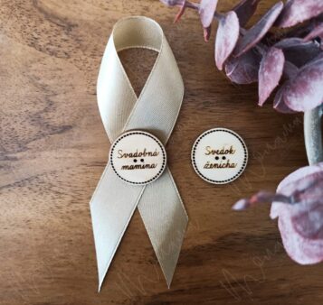 Drevené krúžka na svadobné pierka s gravírovaním – elegantné označenie pre svadobčanov, svedkov a rodičov.