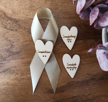 Drevené srdce s gravírovaním – elegantný doplnok na svadbu pre svadobčanov a svedkov.