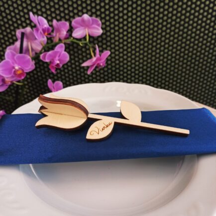 Drevená menovka tulipán – elegantná personalizovaná dekorácia na svadobný stôl s gravírovaným menom. {{brizy_dc_image_alt imageSrc=