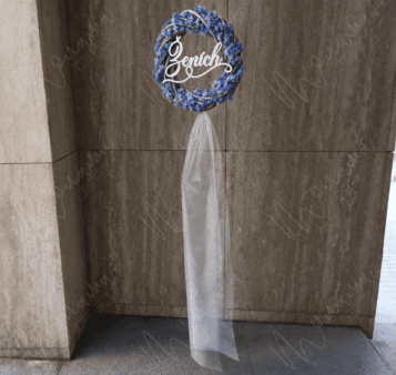 Svadobný veniec Ženích – závesná dekorácia s nápisom ženích a bielou stuhou